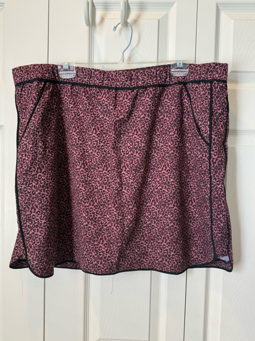 # Zenergy by Chico’s Pink & Black Leopard Print Skort (Sz 4=20)